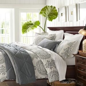 Pottery Barn Lucianna damask queen duvet cover 100% cotton discontinued pattern